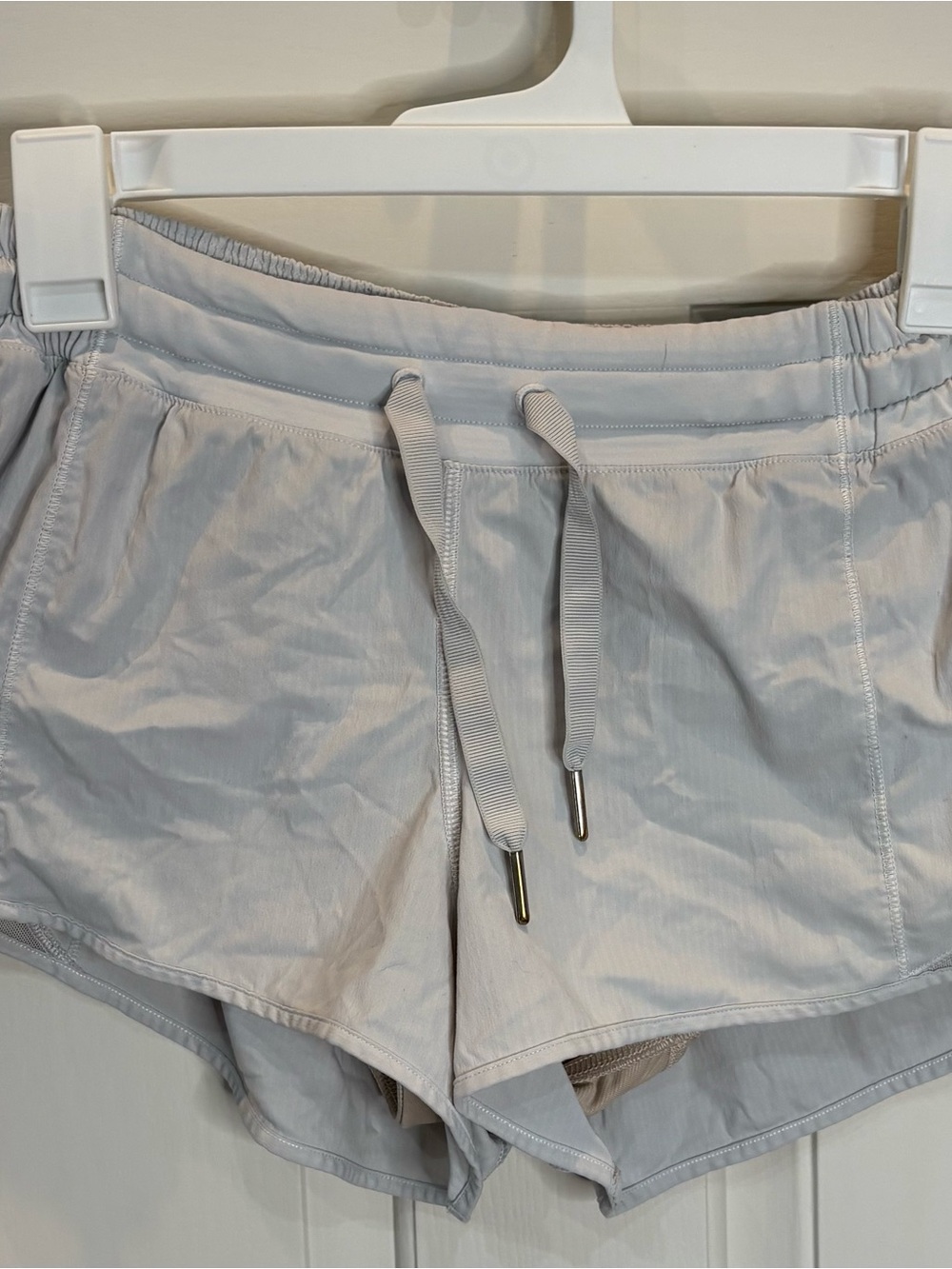 Lululemon Hotty Hot Low-Rise Lined Shorts 2.5" - Light Gray Sz 8